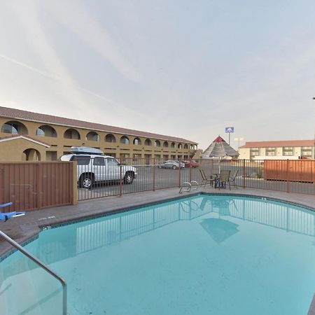Rodeway Inn Delano Bagian luar foto