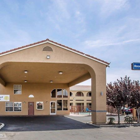 Rodeway Inn Delano Bagian luar foto