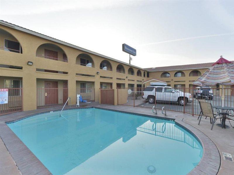 Rodeway Inn Delano Bagian luar foto