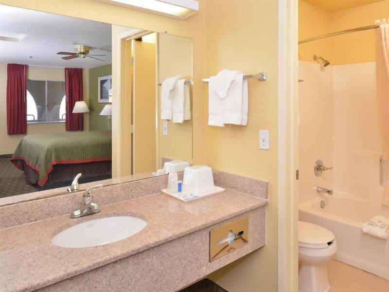 Rodeway Inn Delano Bagian luar foto