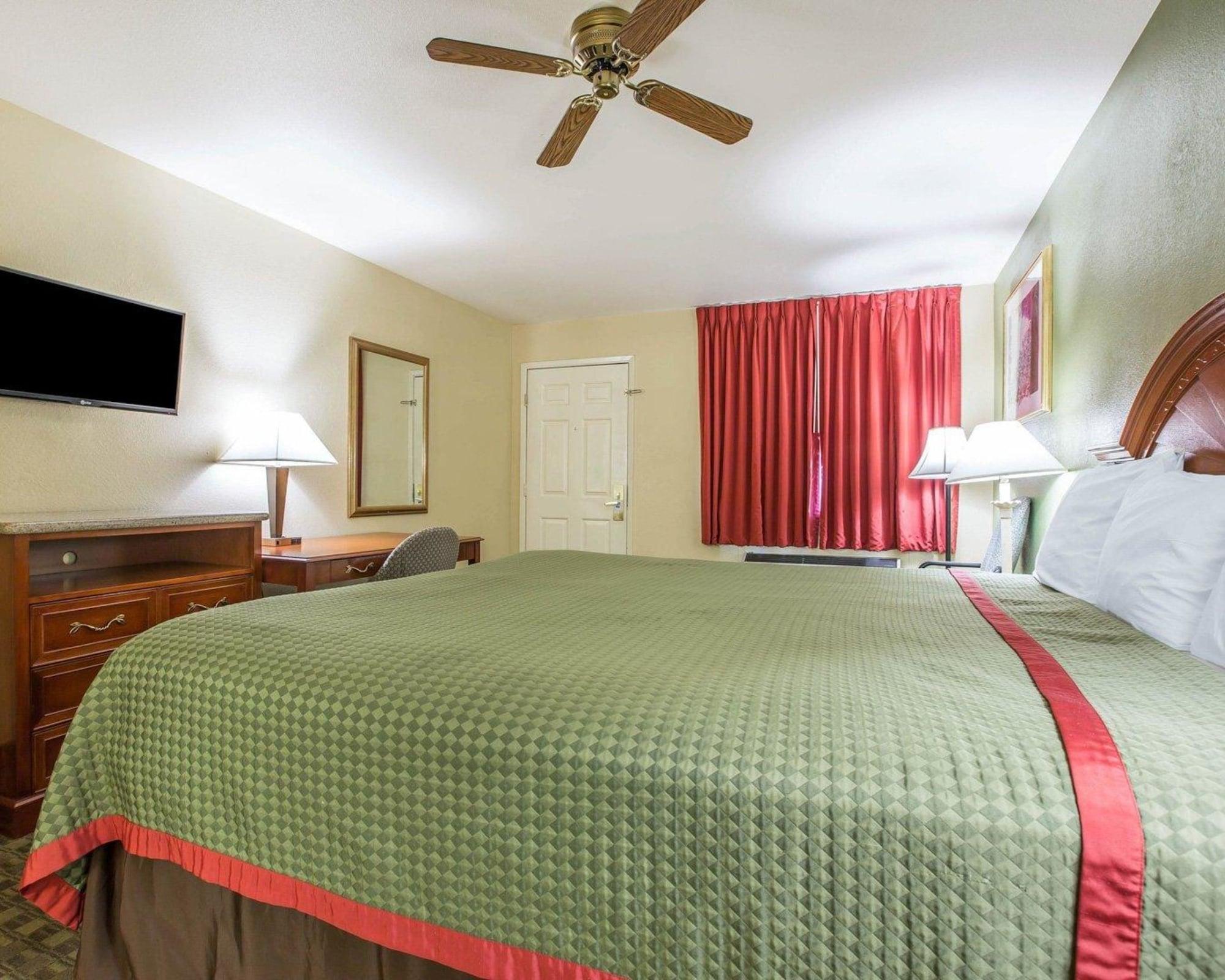 Rodeway Inn Delano Bagian luar foto