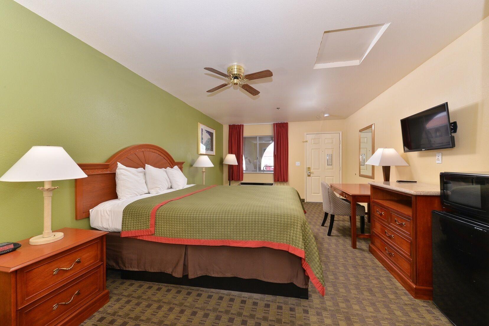 Rodeway Inn Delano Bagian luar foto
