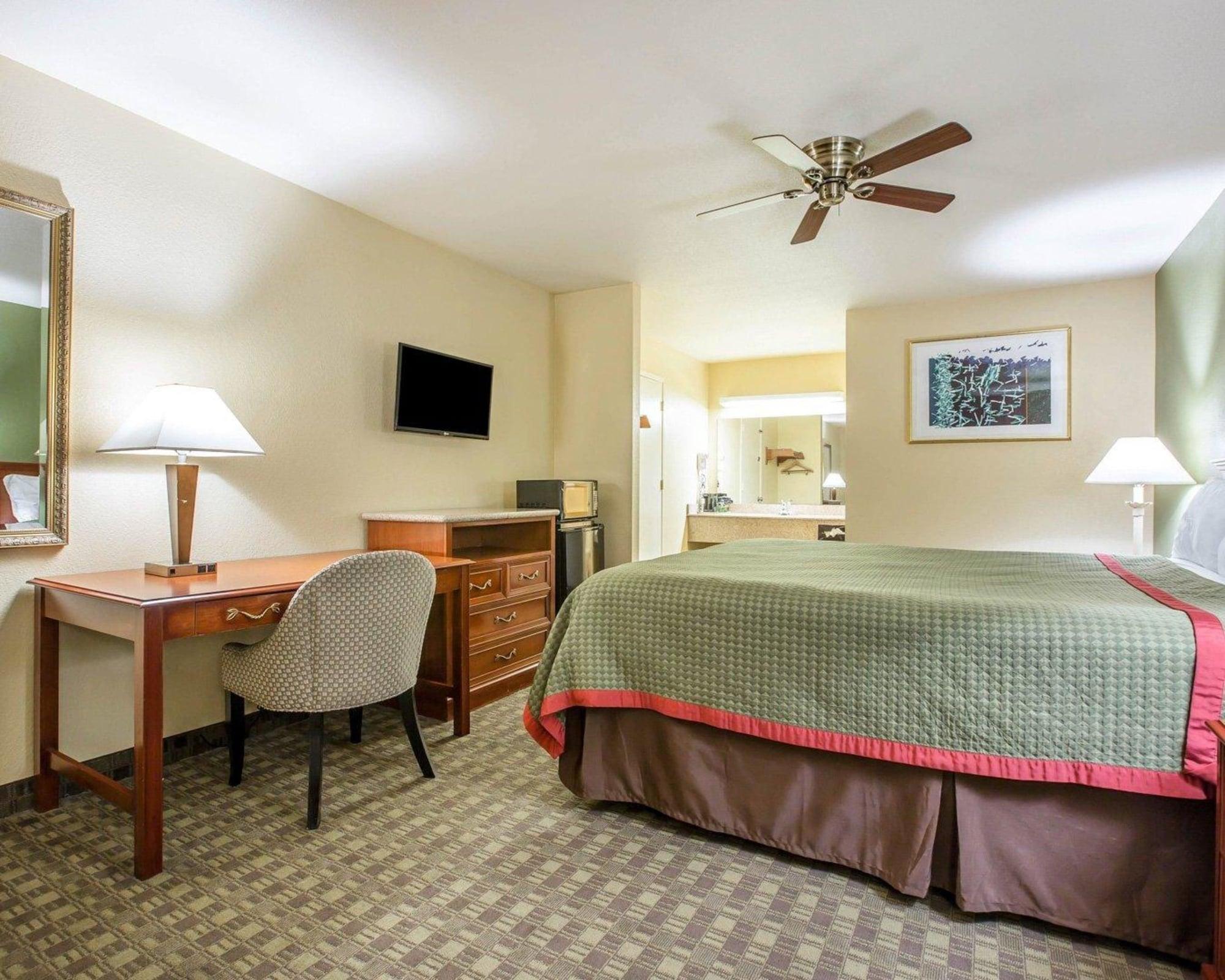 Rodeway Inn Delano Bagian luar foto