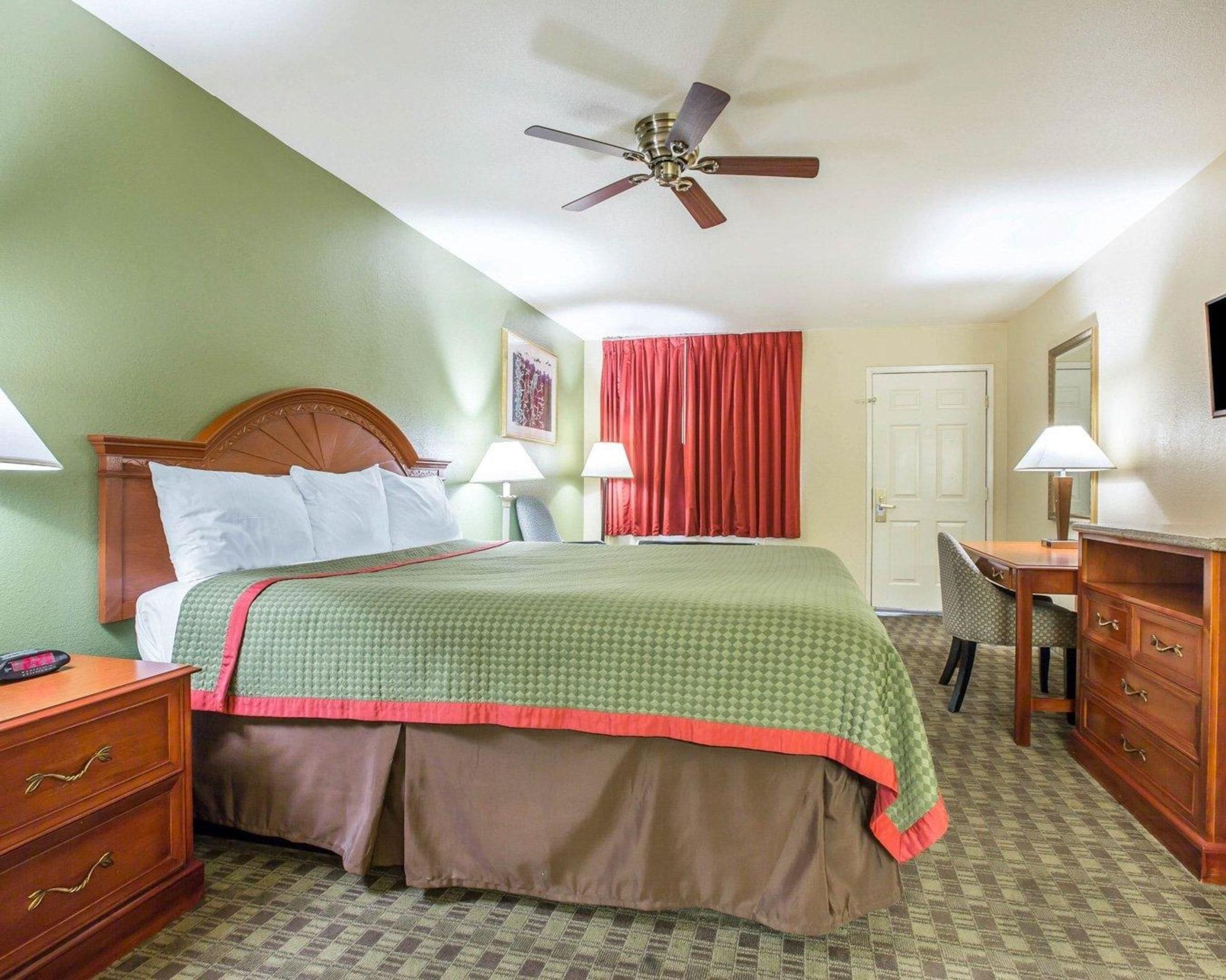Rodeway Inn Delano Bagian luar foto