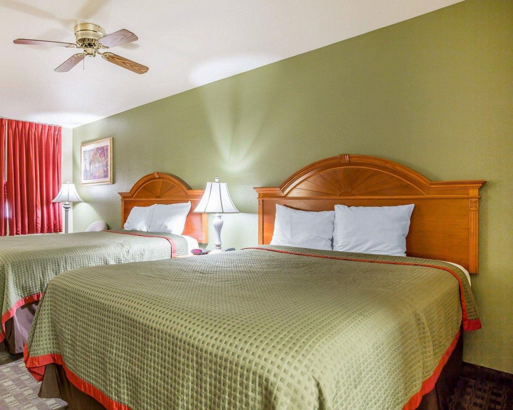 Rodeway Inn Delano Bagian luar foto