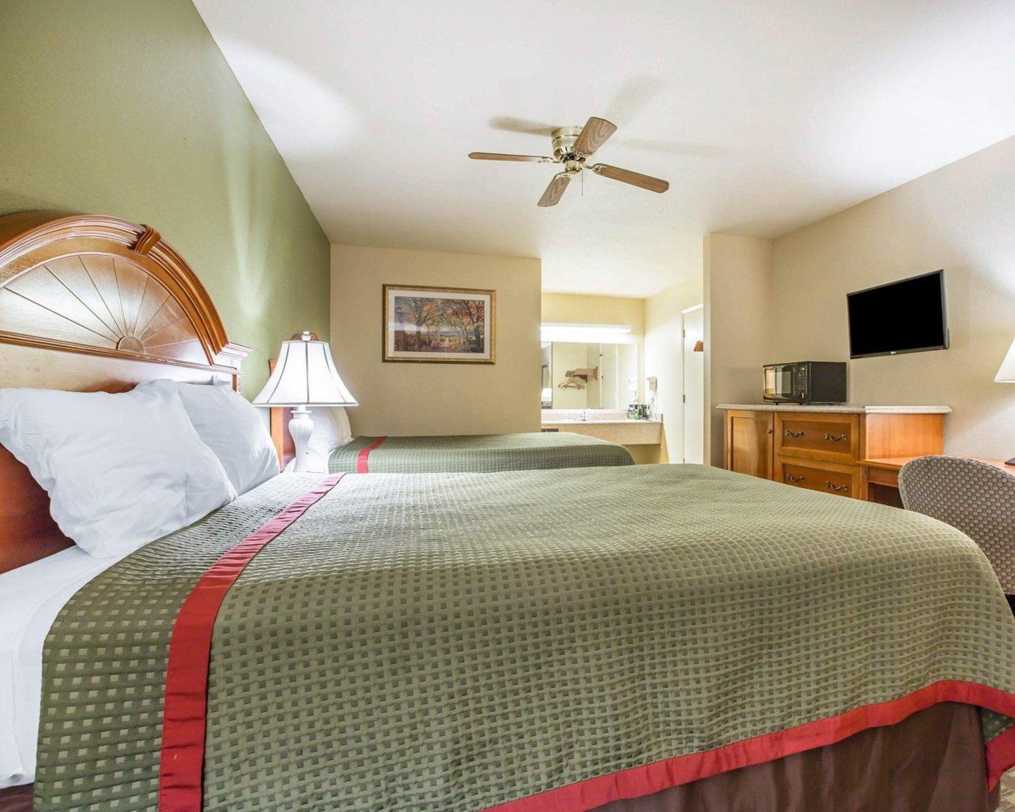Rodeway Inn Delano Bagian luar foto