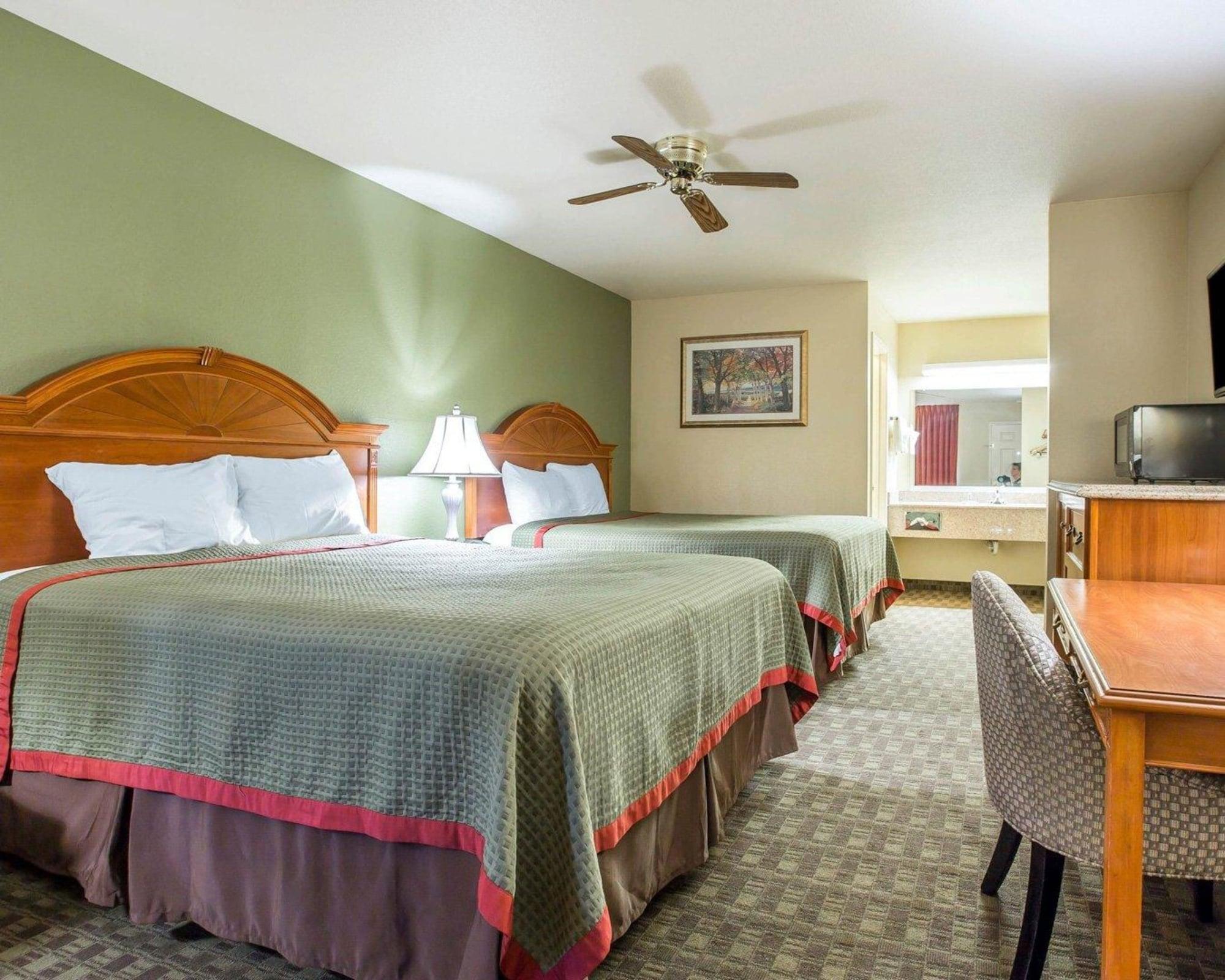 Rodeway Inn Delano Bagian luar foto