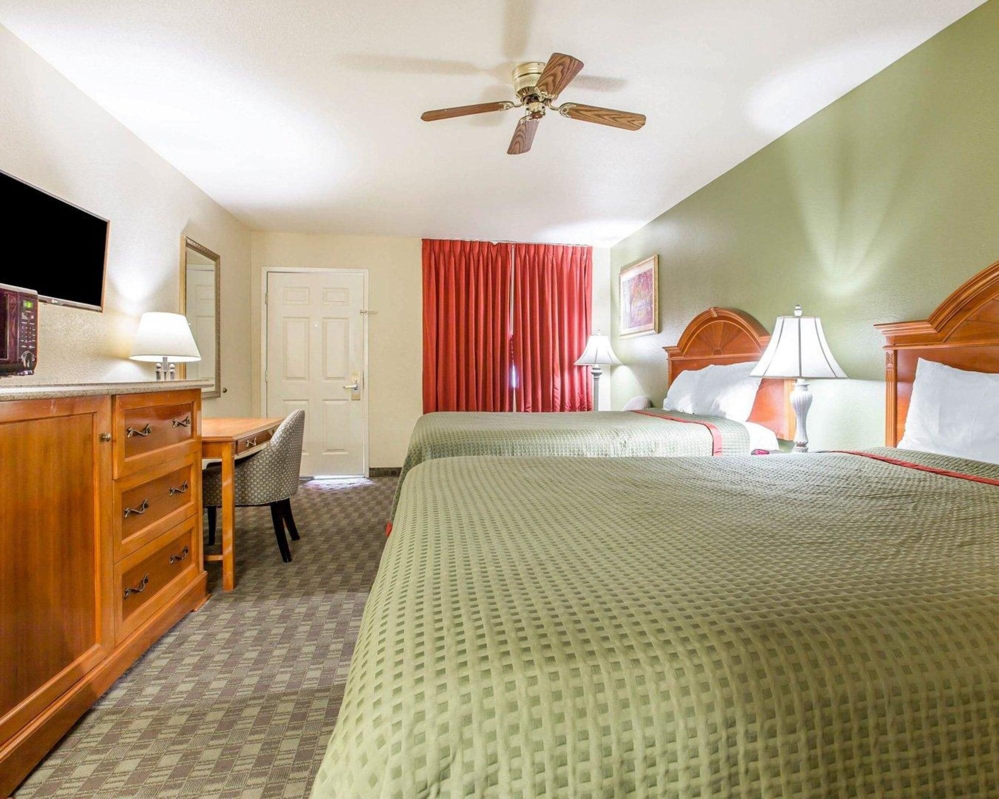 Rodeway Inn Delano Bagian luar foto