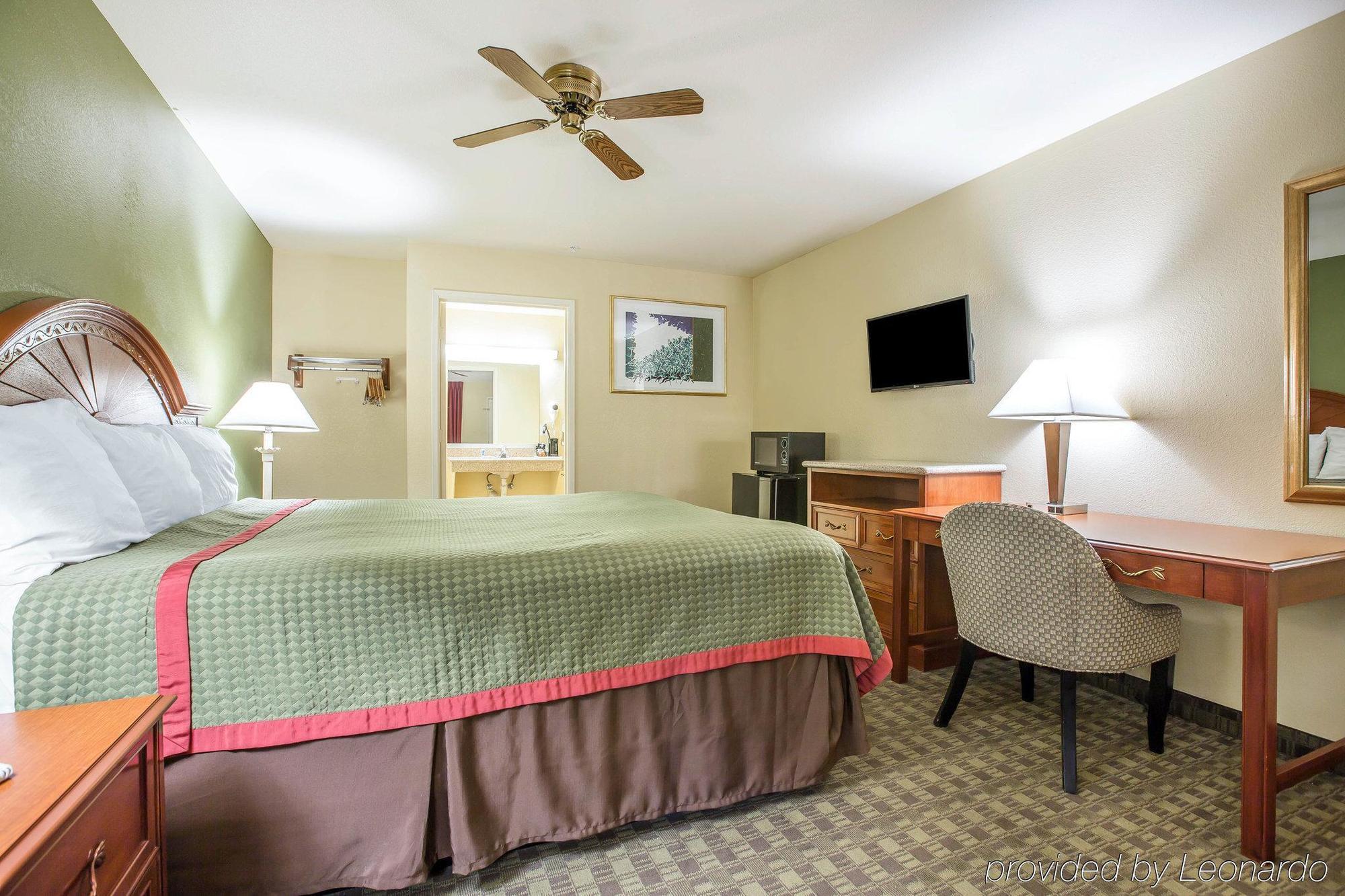 Rodeway Inn Delano Bagian luar foto