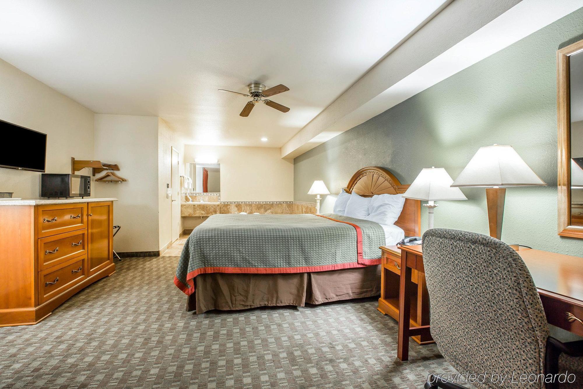 Rodeway Inn Delano Bagian luar foto