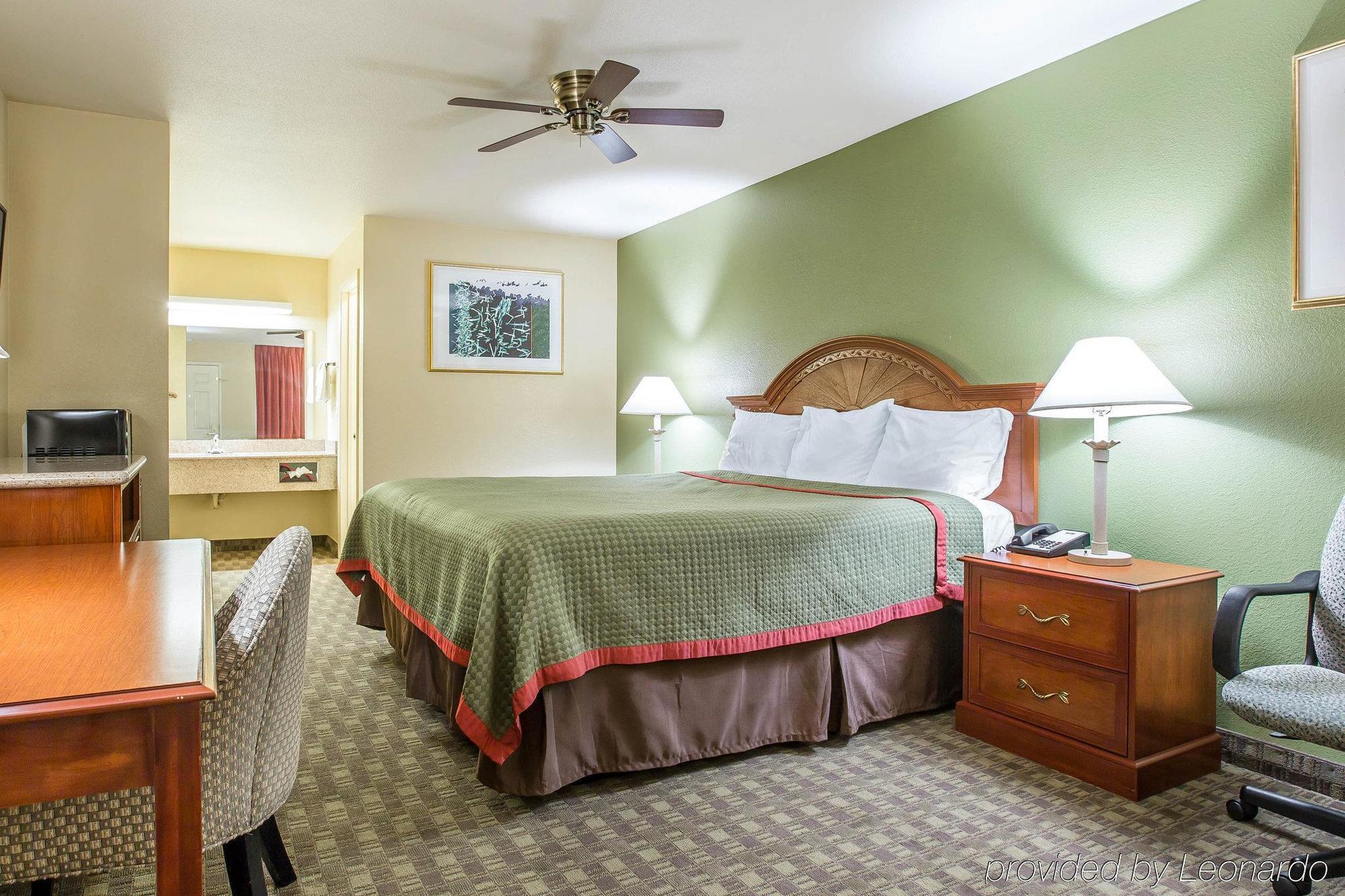 Rodeway Inn Delano Bagian luar foto