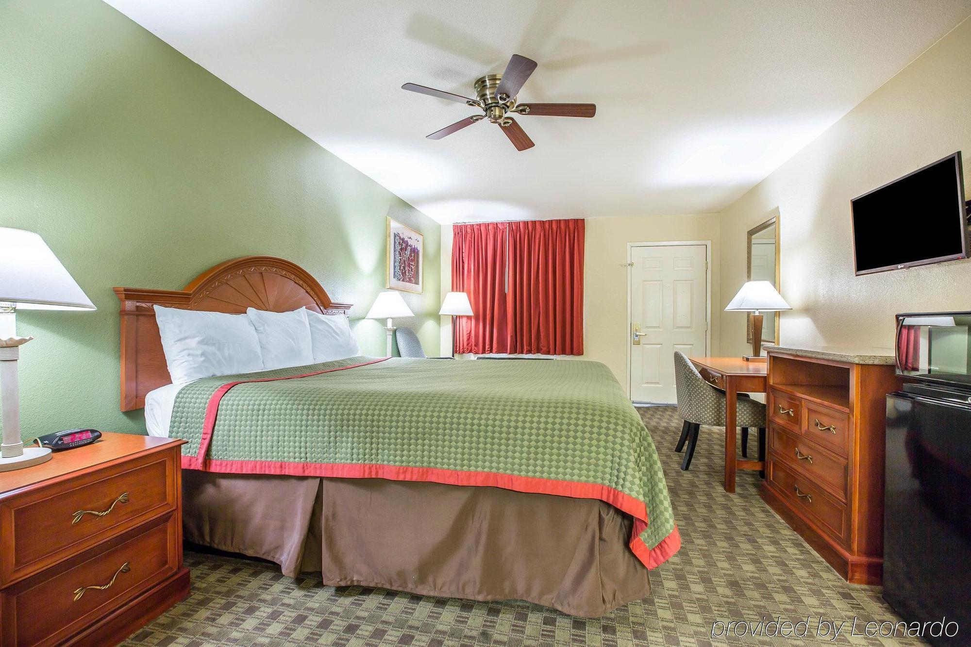 Rodeway Inn Delano Bagian luar foto