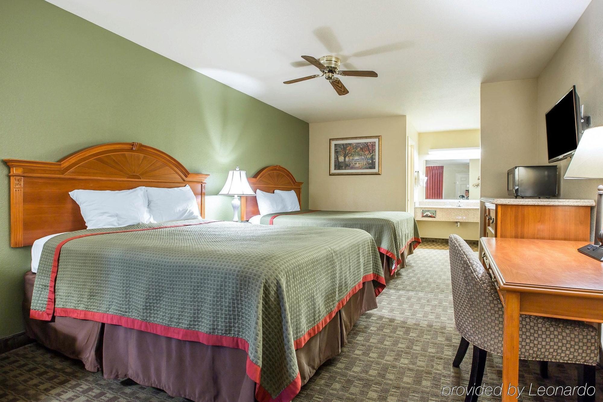 Rodeway Inn Delano Bagian luar foto