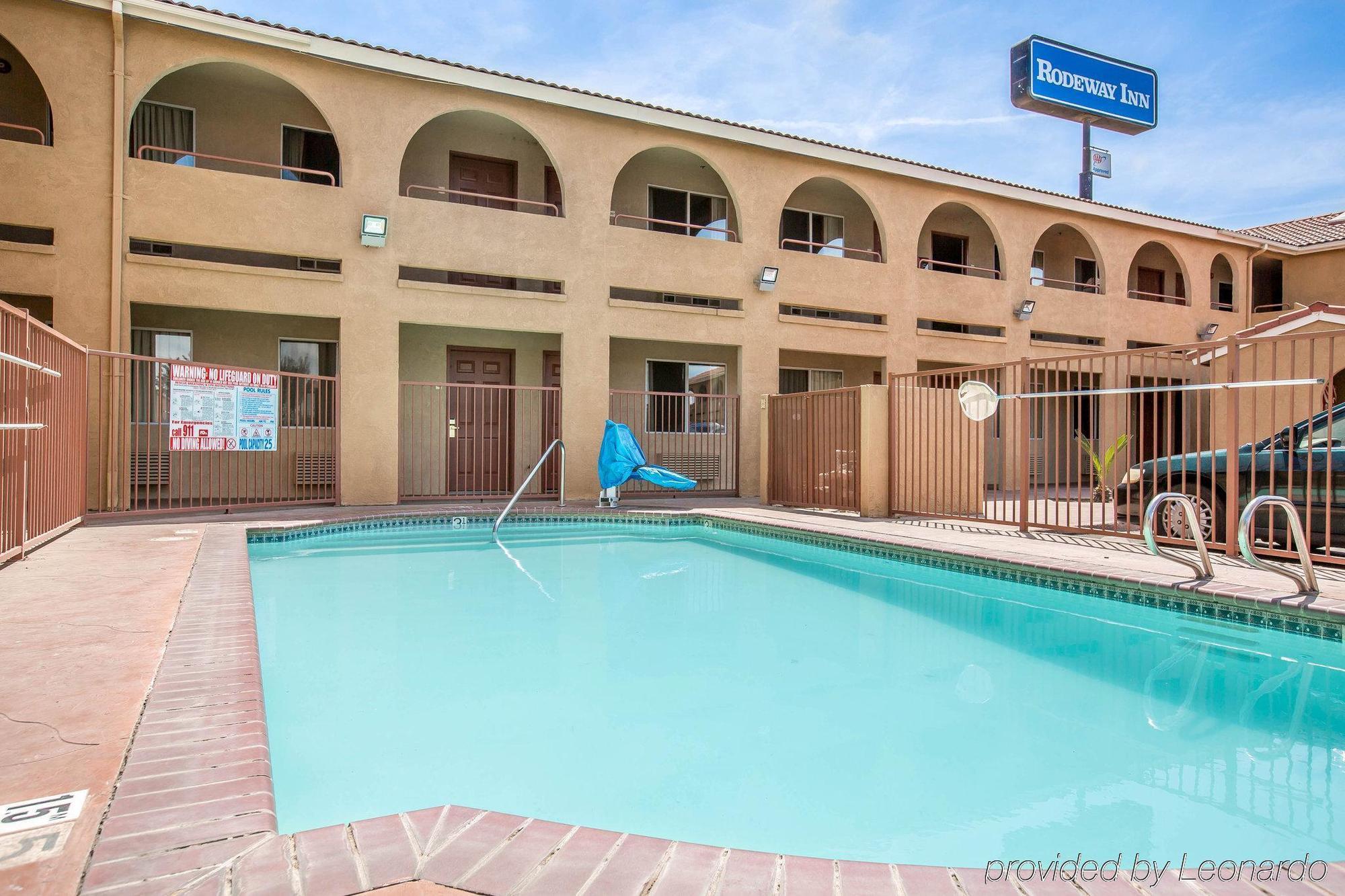 Rodeway Inn Delano Bagian luar foto