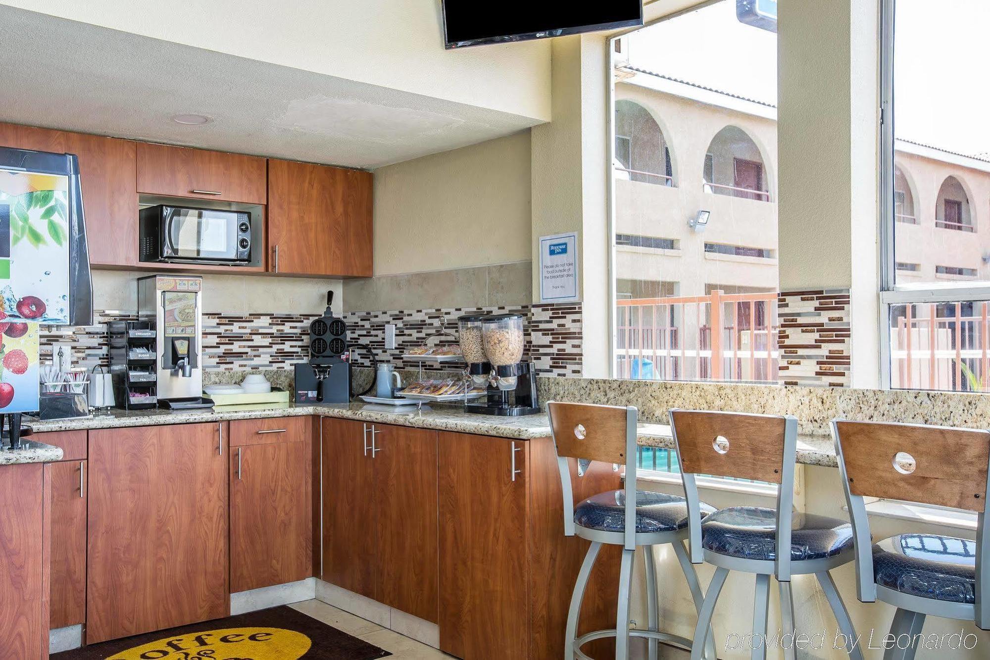 Rodeway Inn Delano Bagian luar foto