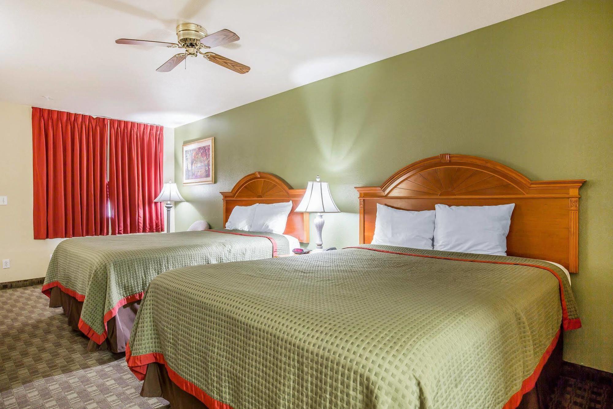 Rodeway Inn Delano Bagian luar foto