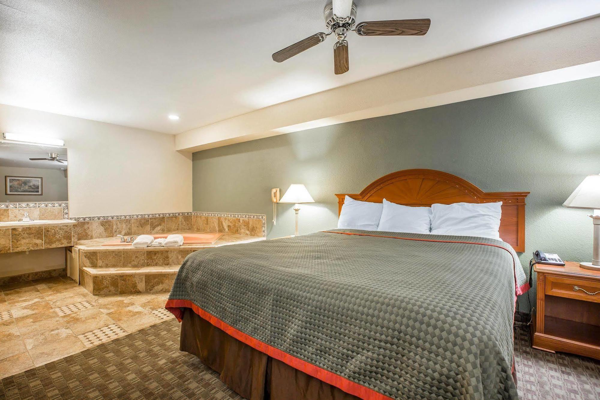 Rodeway Inn Delano Bagian luar foto