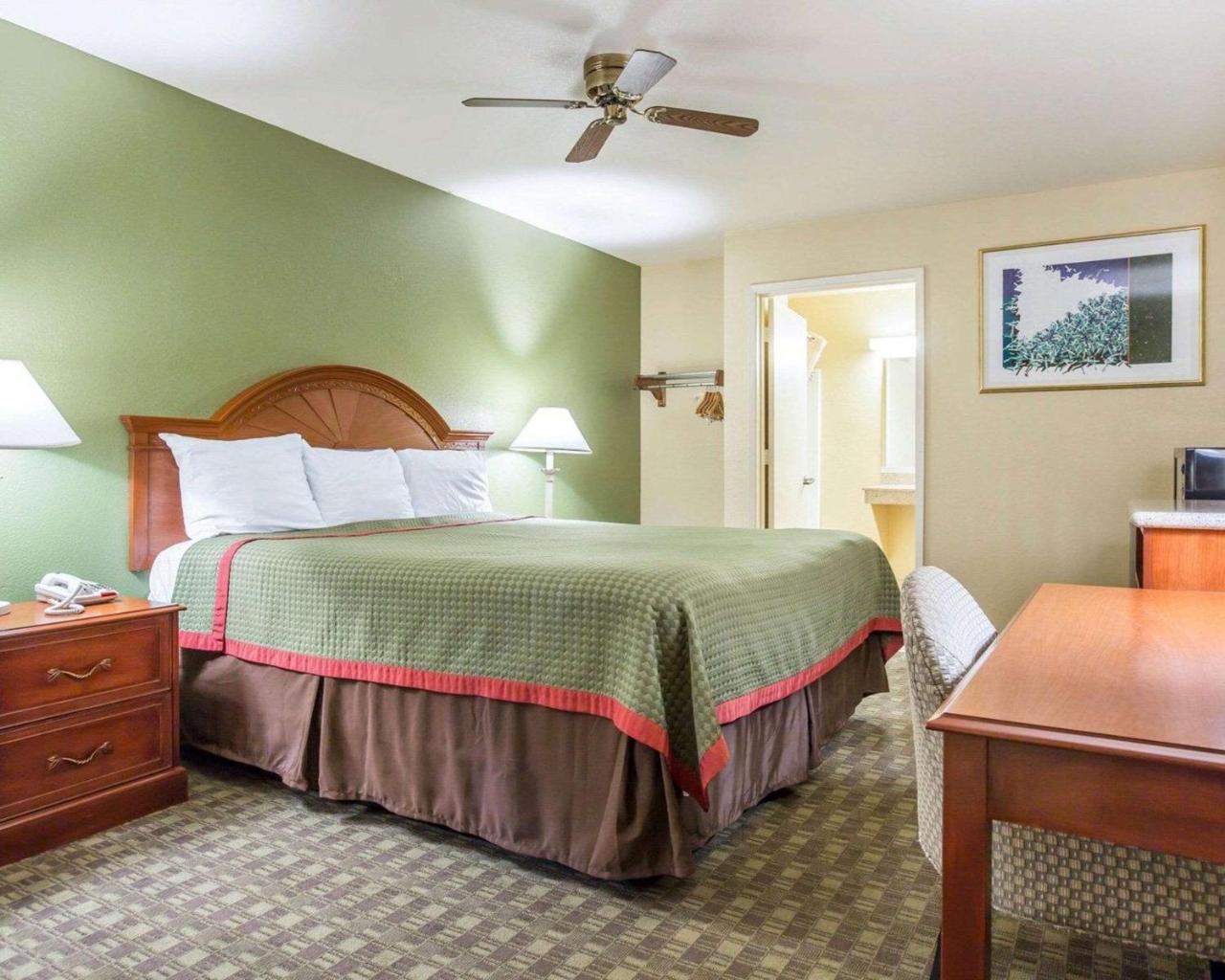 Rodeway Inn Delano Bagian luar foto