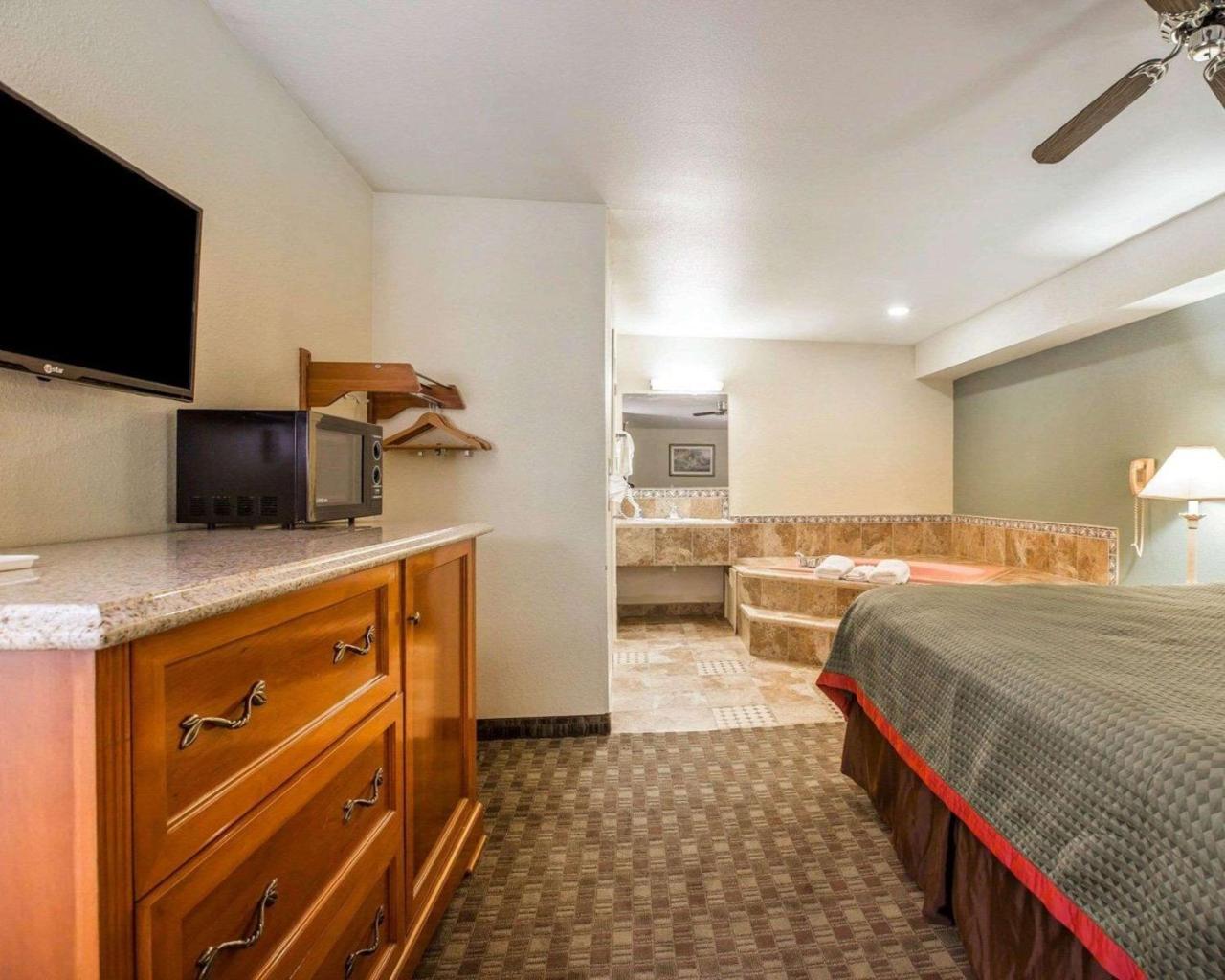 Rodeway Inn Delano Bagian luar foto