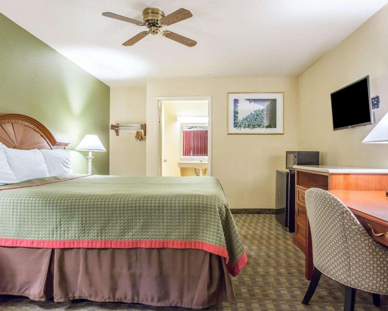 Rodeway Inn Delano Bagian luar foto