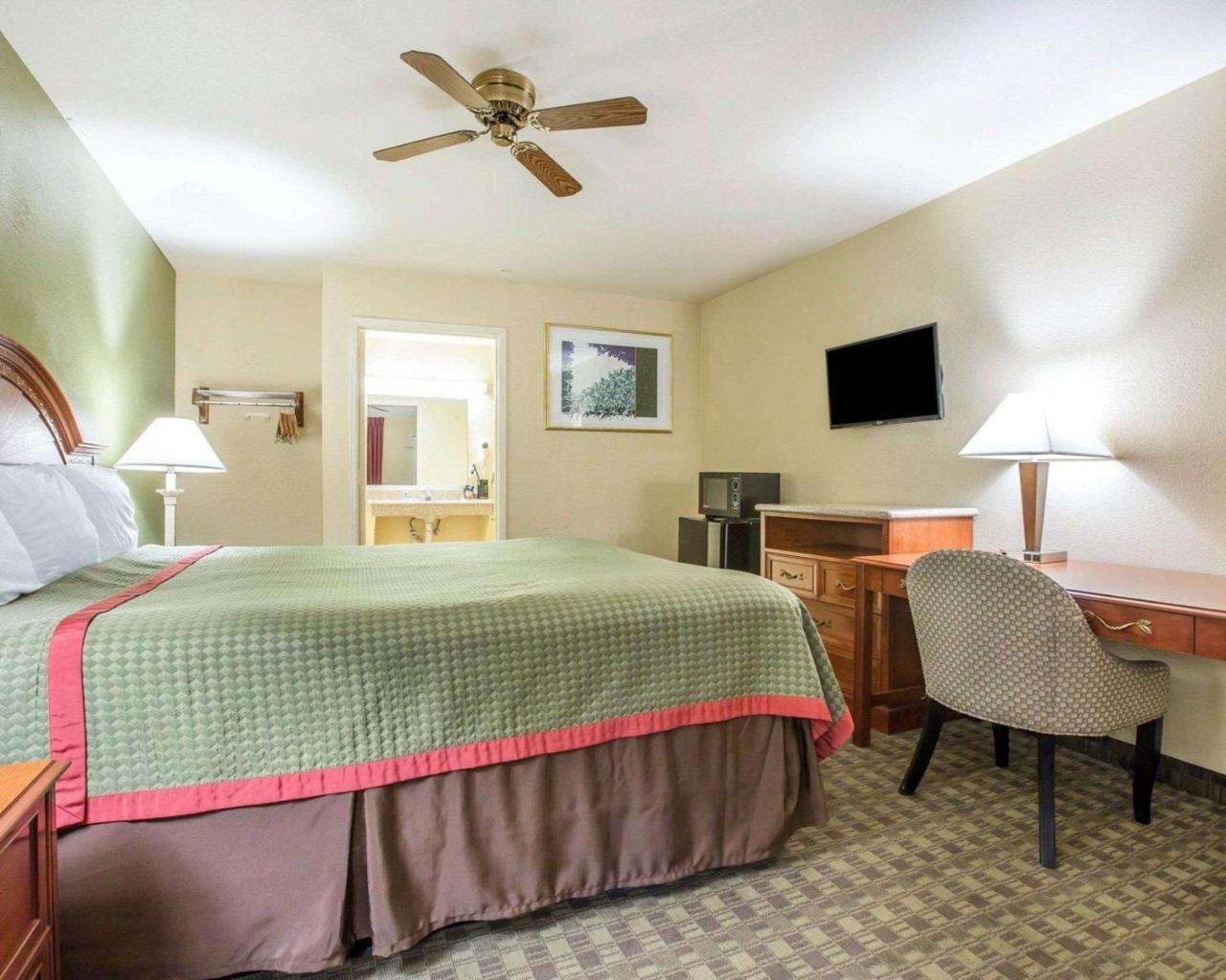 Rodeway Inn Delano Bagian luar foto